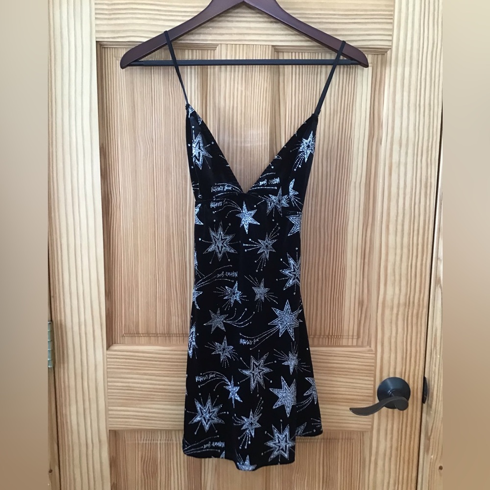 NWT Victoria Secret Festive cami top. Velvety Glitter stars. Sz M. Black
